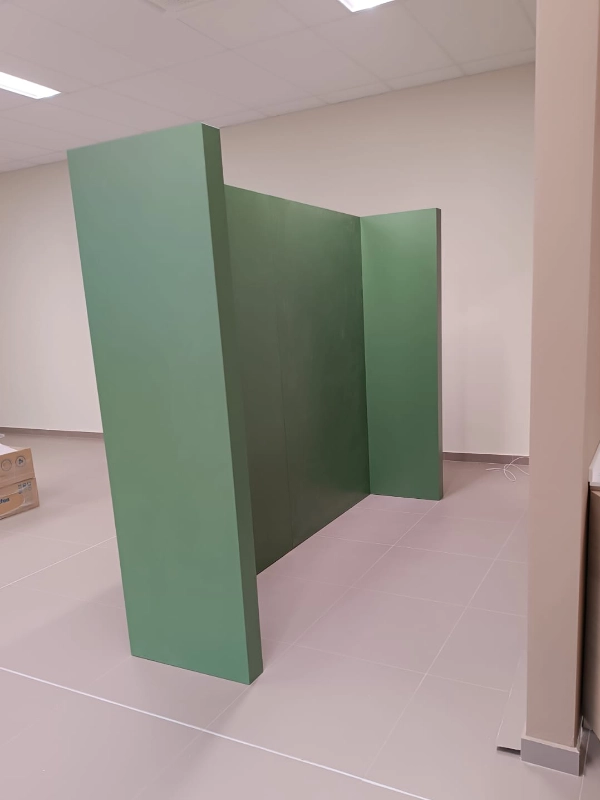 allestimento-parete-divisoria-zona-ristorante-e-distribuzione-pasti