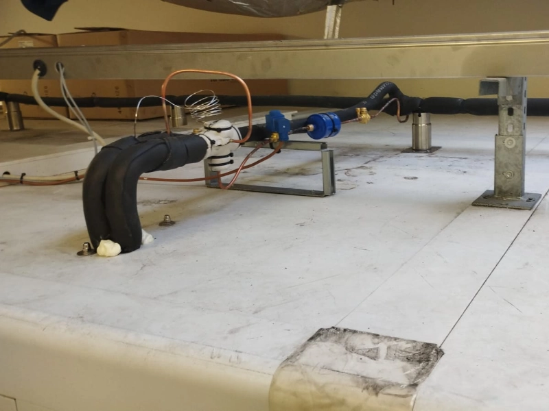 dettaglio-del-montaggio-di-impianto-refrigerazione-aziendale